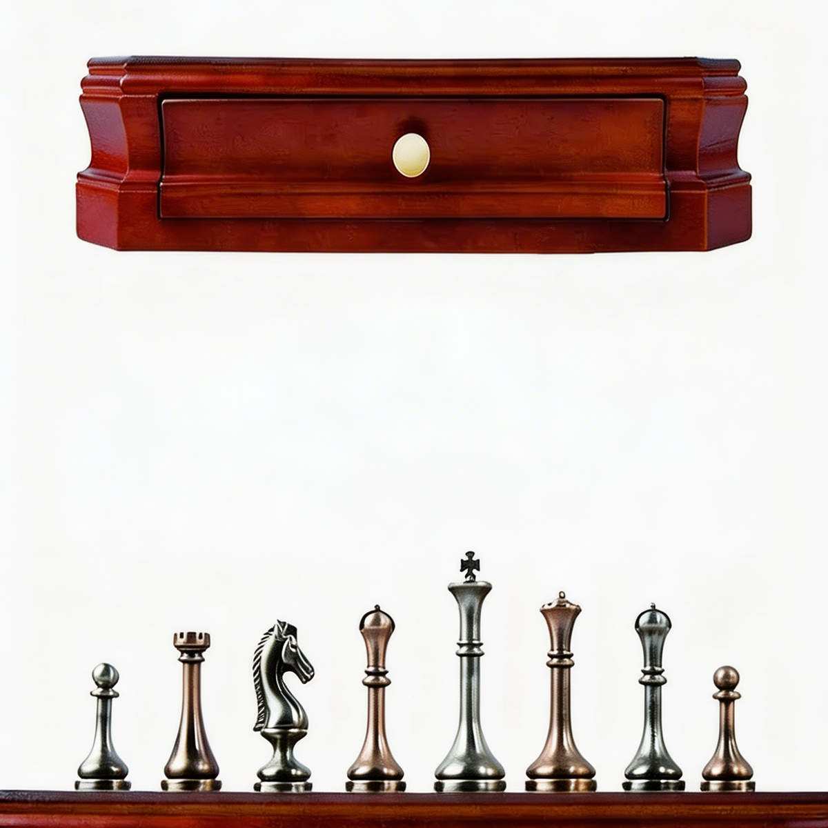 Jeu d'échecs en bois d'acajou avec tiroirs et pièces en métal vieilli