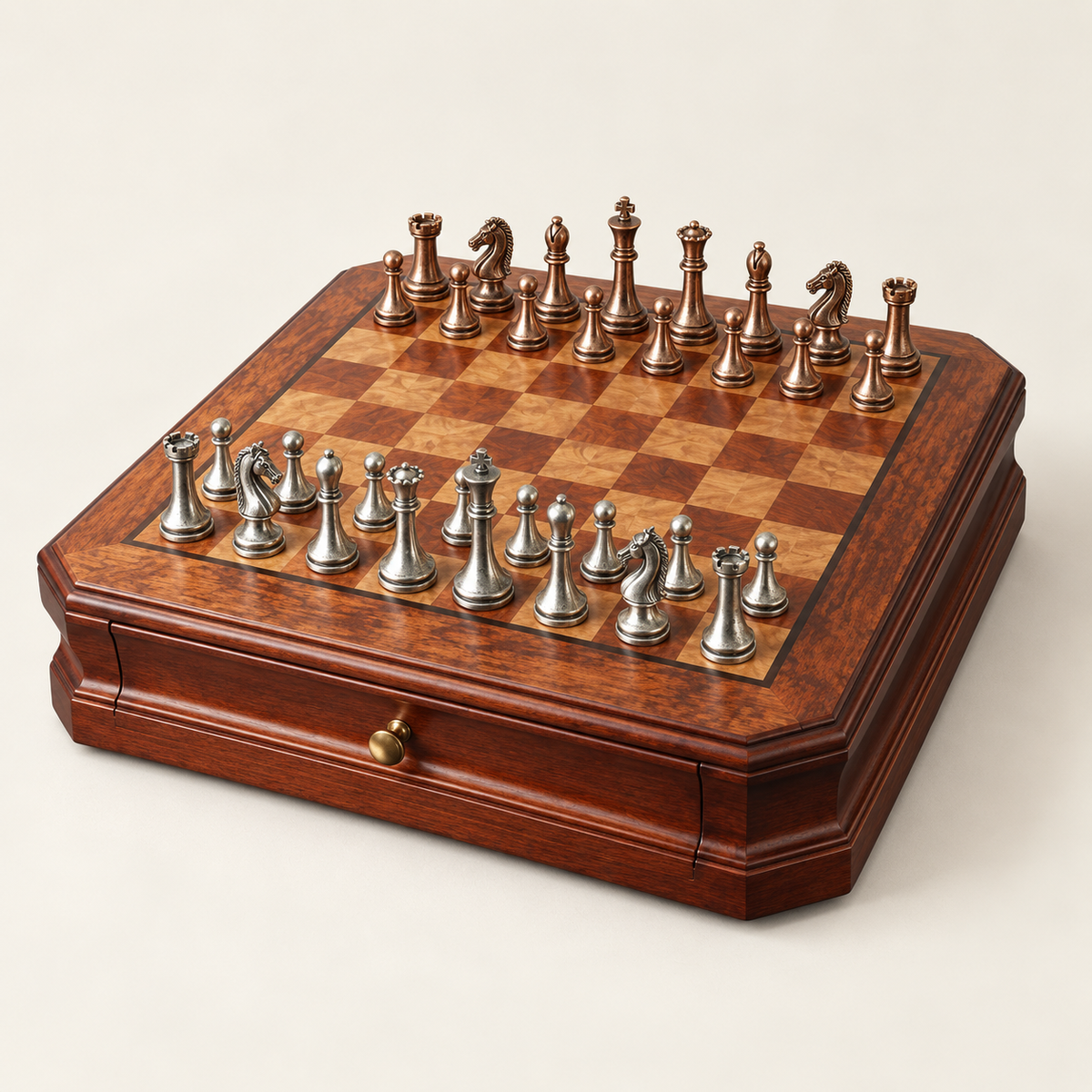 Jeu d'échecs en bois d'acajou avec tiroirs et pièces en métal vieilli