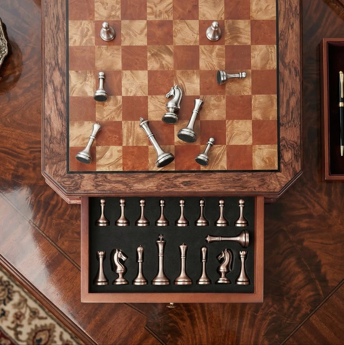 Jeu d'échecs en bois d'acajou avec tiroirs et pièces en métal vieilli